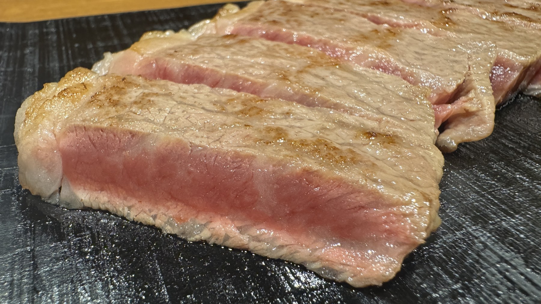 職人の火入れによる神戸牛ステーキの美しいロゼ色の断面